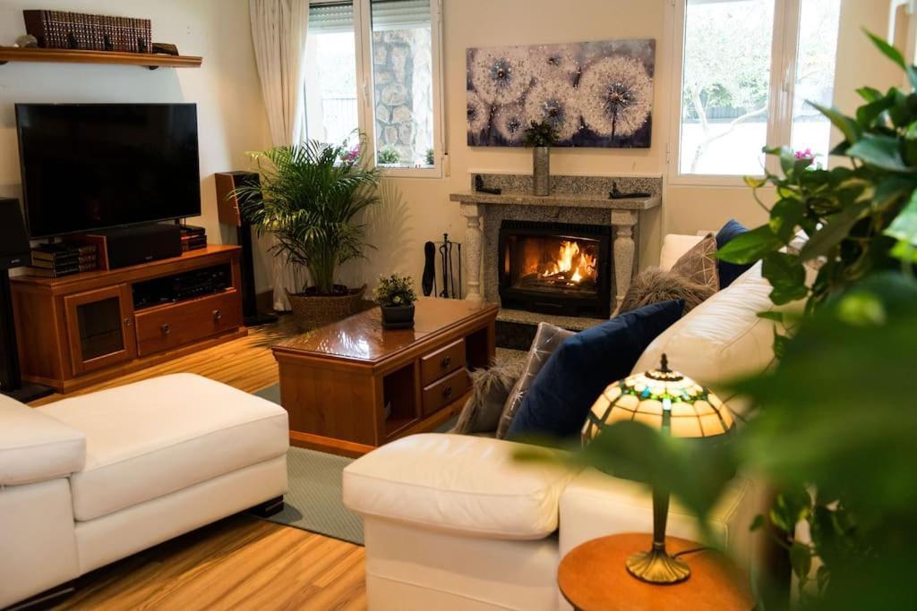 Chalet De 5 Habitaciones En La Sierra De Madrid El Olivo De Miraflores ミラフローレス・デ・ラ・シエラ エクステリア 写真